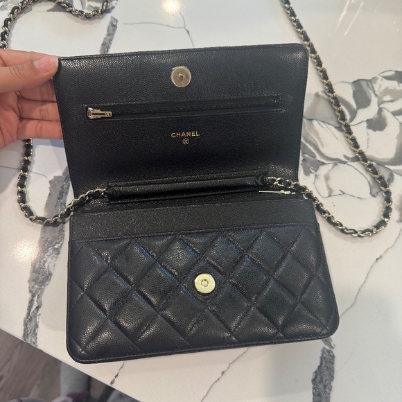 Chanel on wallet - Picture 2 of 8